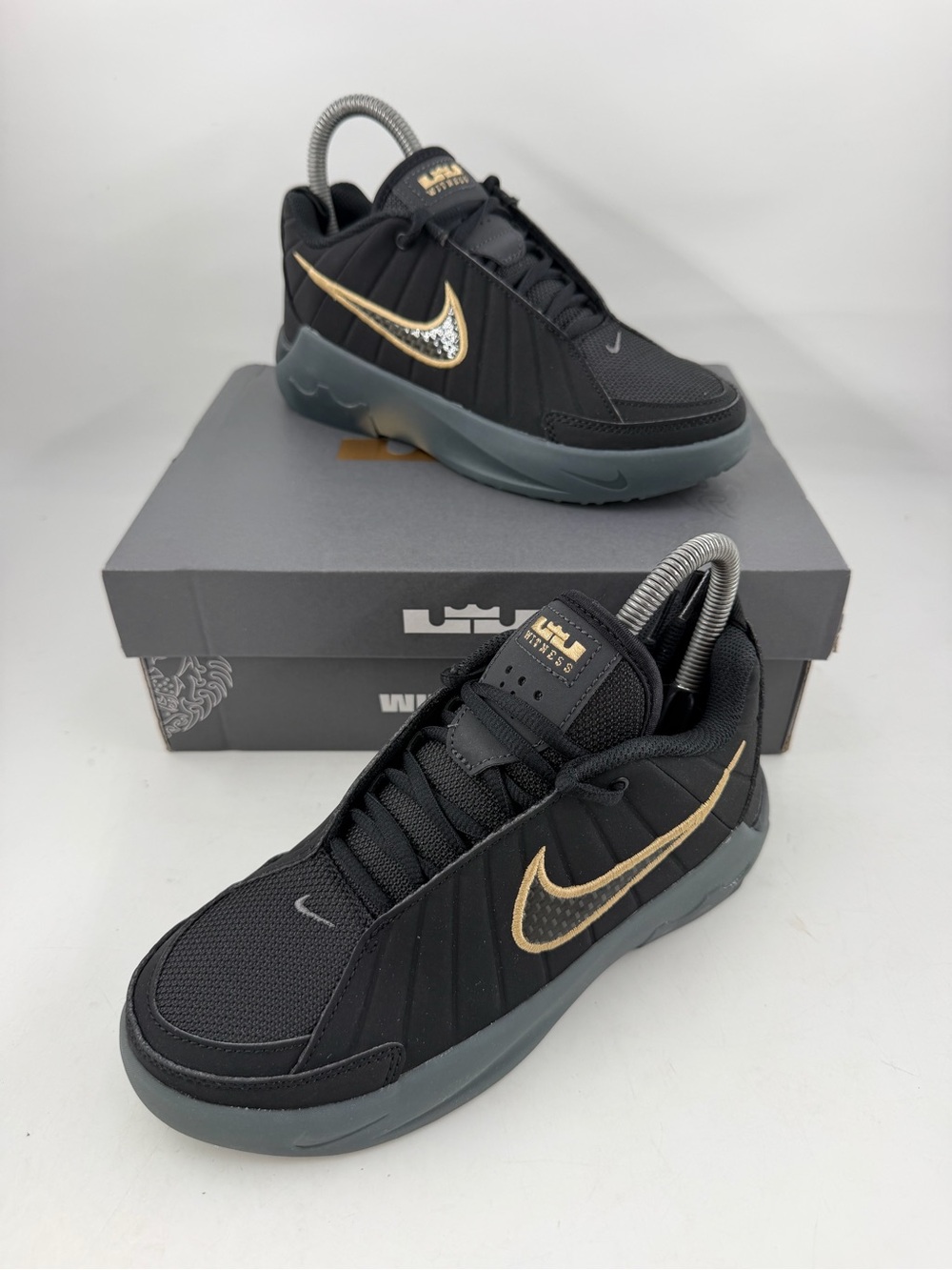 Nike Kid’s LeBron Witness 9 GS -SZ 3 Y- Black Gold Basketball Shoes Sneaker